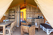 Coin repas et séjour de la tente safari