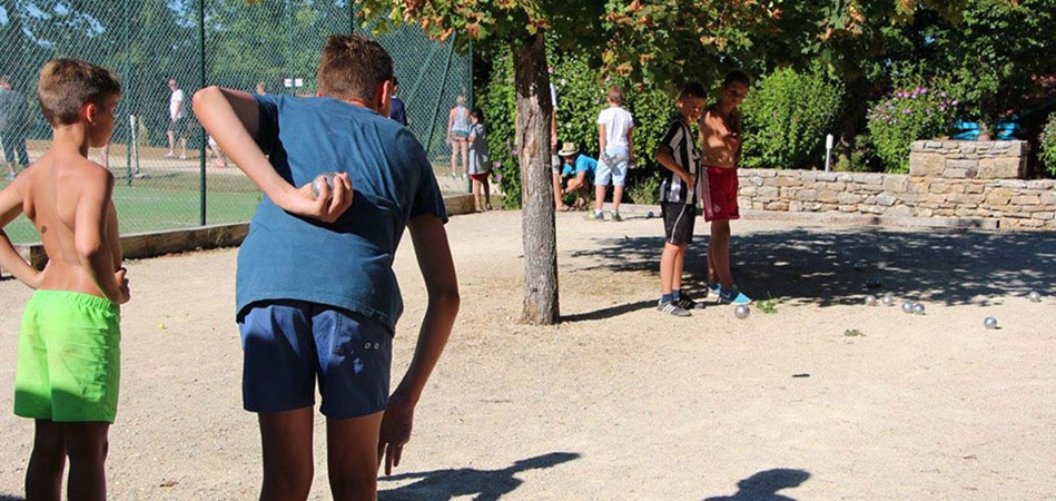 Boules game ground at camping l'Évasion located in the Lot