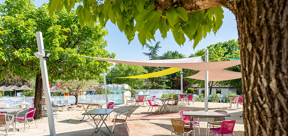 Terraza del restaurante en el camping l'Évasion