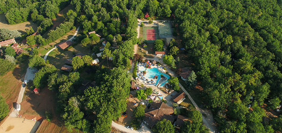 Vue du ciel sur le camping l'Évasion dans le Lot