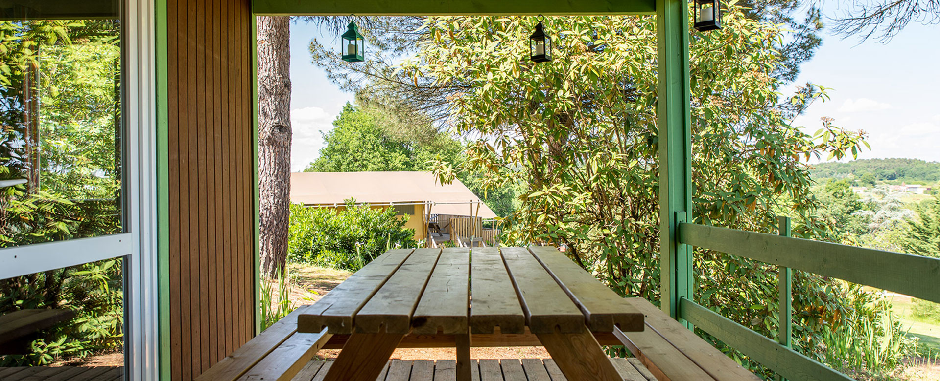 Terrasse Chalet Rocamadour au camping l'Évasion dans le Quercy