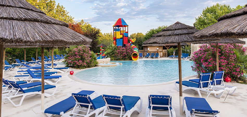 Piscine et toboggan du camping l'Évasion dans le Lot