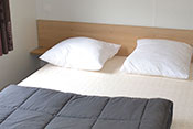 Habitación con cama doble del Mobil-home xxl