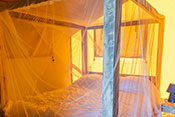 Chambre avec lit double dans la tente safari