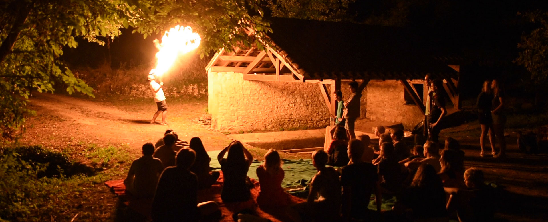 Espectáculo dedicado a los jóvenes del camping l'Évasion en el Lot